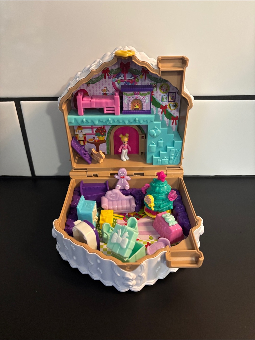 Polly Pocket Gingerbread House Set